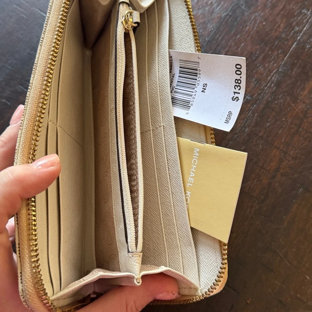 Michael Kors Jet Set Beige Wallet ( Matches Purse )